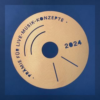 Für das Kulturamt der Stadt Würzburg durfte ich das Design aller Kulturellen Ehrungen überarbeiten. So gibt es nun neben dem Logo für den neuen Jehuda-Amichai-Literaturpreis und allerlei Urkunden mit shiny Veredlung auch eine Plakette für die Live-Musik-Prämie. Dieses Jahr gestalten wir noch ein Special für den „Preis für Junge Kultur“. Vorschläge nehme ich gern entgegen. ↘