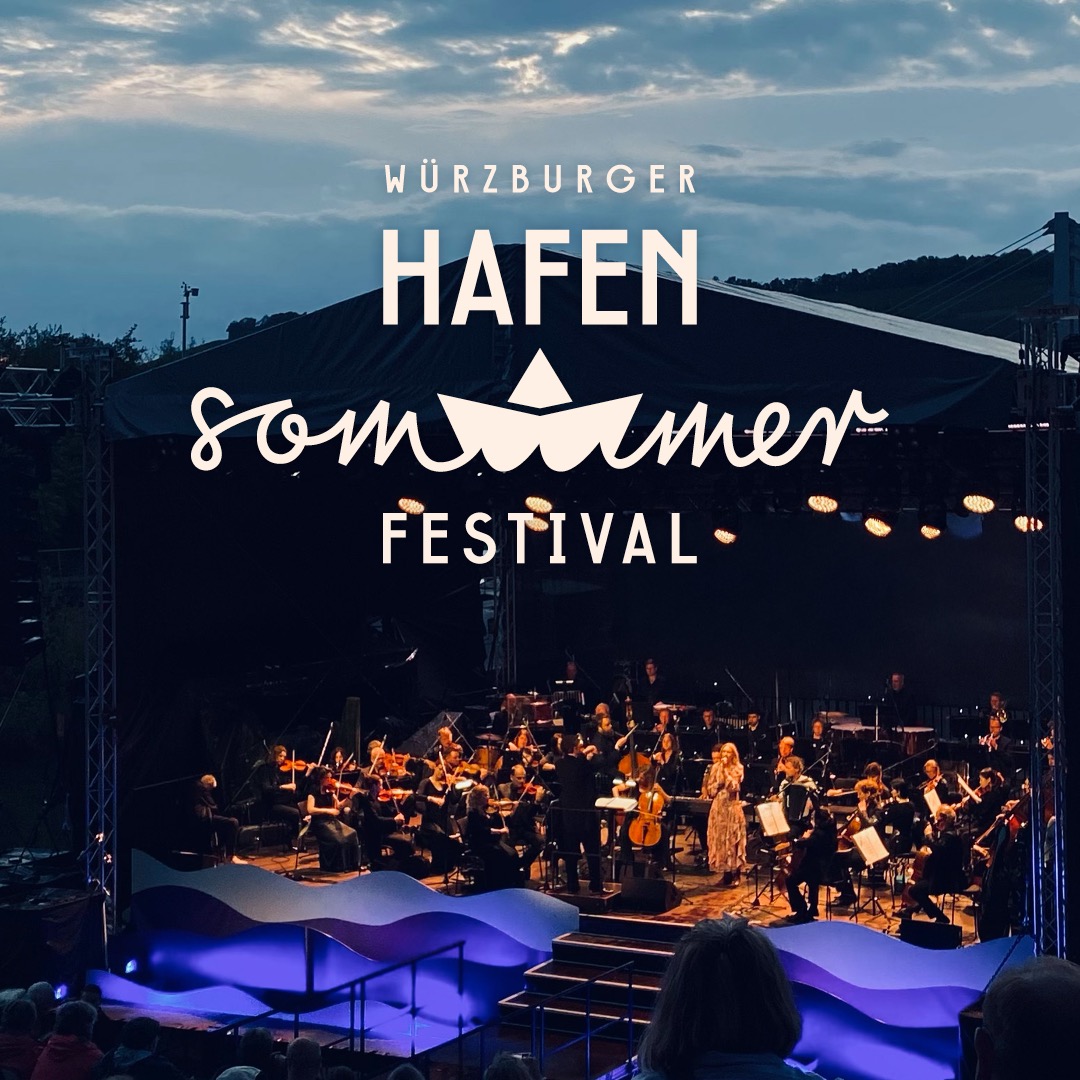 Der Hafensommer – ein Lieblingsprojekt, das ich vor 5 Jahren übernommen habe. Und es wächst jedes Jahr: im letzten Sommer durfte ich mir unter anderem eine Verkleidung der Bühnentechnik ausdenken. 
Ein großes Dankeschön an das Team des Kulturamt der Stadt Würzburg, vor allem an @ingolfstoecker und @sophiahartl, für die Möglichkeit das Gestaltungskonzept kontinuierlich weiterzuentwickeln. Ich freue mich sehr, dieses besondere Event mitgestalten zu dürfen.